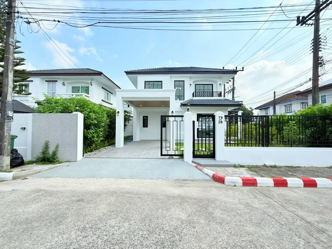บ้านเดี่ยวหลังมุม Land & House @Chalong